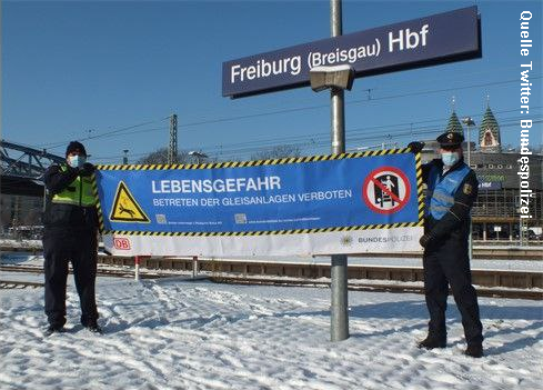 Feiert Bundespolizei ungeräumte und nicht gestreute Bahnanlagen Riesige Banner Lebensgefahr mit Symbol fallender Fahrgast